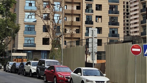 Un immeuble résidentiel de grande hauteur, doté de nombreux balcons et d’une architecture moderne.