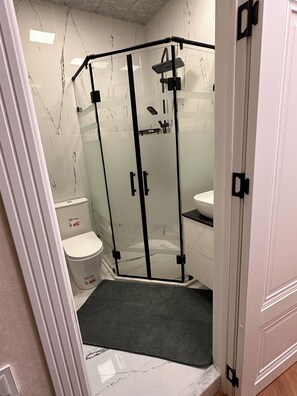 Dusche, Haartrockner, Handtücher, Seife
