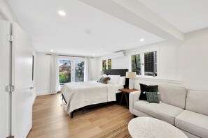 7 habitaciones, escritorio y tabla de planchar con plancha 