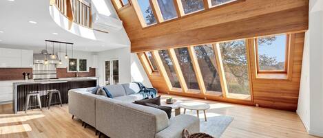 スマートテレビ、暖炉、テーブルサッカー台、卓球台