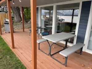 Outdoor dining - Discover Cayuga Lake waterfront cottage charm (Romulus)