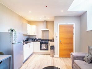 Apartment | Private kitchen | Fridge, microwave, oven, stovetop - Ebenezer Hideaway in Sheffield by Avo Apartment (Sheffield)