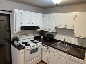 Family Townhome, 2 Bedrooms, Kitchen, Garden View | Private kitchen - PSU Properties (State College)