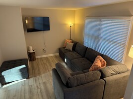 家庭联排别墅, 2 间卧室, 厨房, 花园景观 | 起居区 | 55-英寸智能电视（配备数码频道）