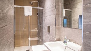 A modern bathroom with a glass-enclosed shower, a white sink, and a large mirror. - Cosy Sheffield Cottage Retreat 2bedroom (Sheffield)