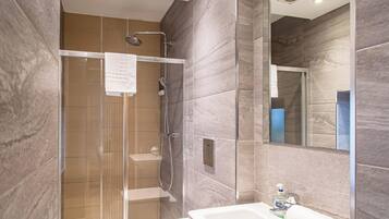 House | Bathroom | Shower, hair dryer, towels