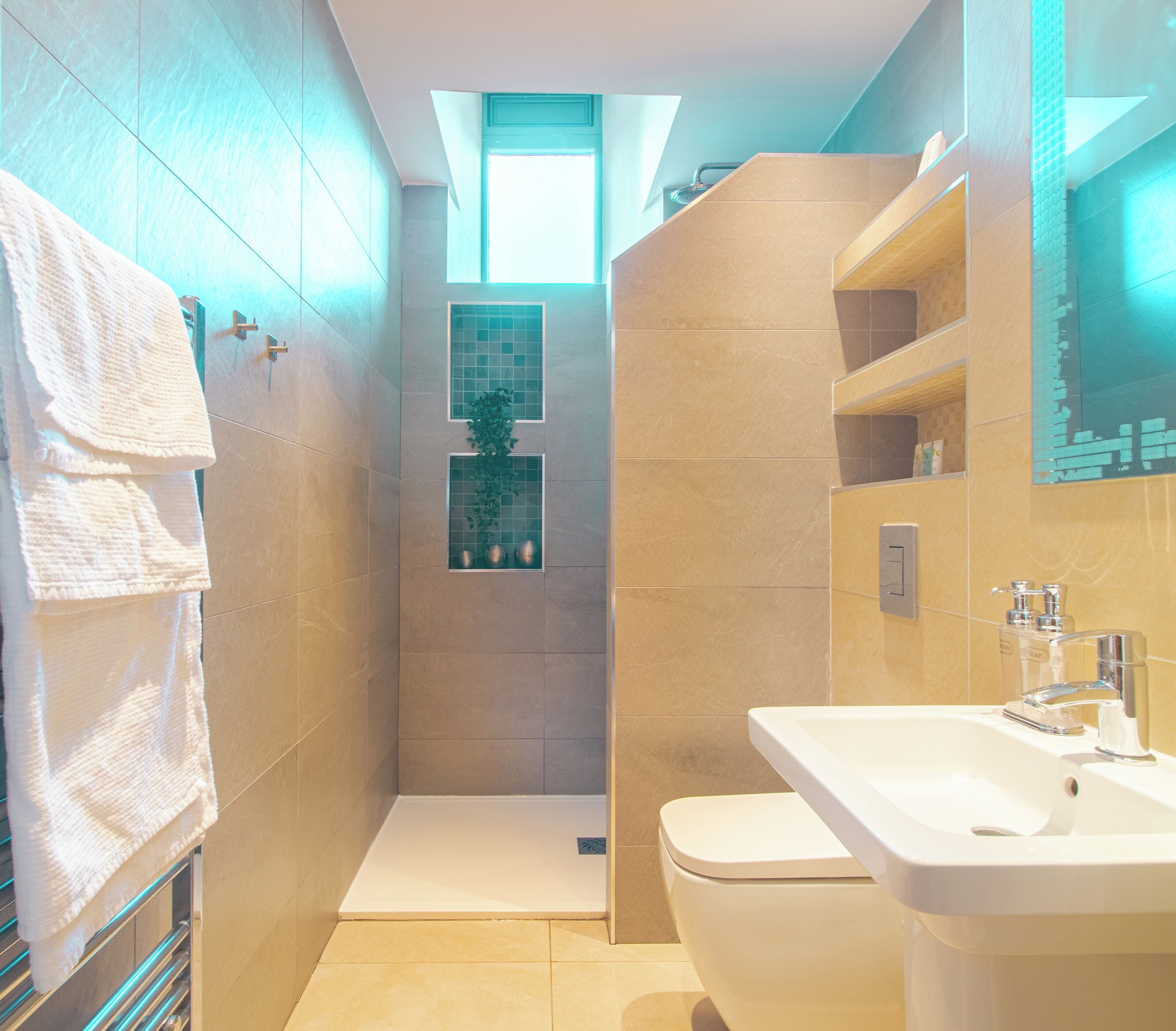 Appartement | Salle de bain | Ensemble douche/baignoire, baignoire relaxante profonde