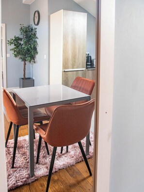 House | Dining - Outstanding Deluxe Hideaway by Avo Apartment (Sheffield)