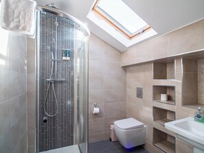 House | Bathroom | Combined shower/bathtub, deep-soaking bathtub, hair dryer, towels - Outstanding Deluxe Hideaway by Avo Apartment (Sheffield)