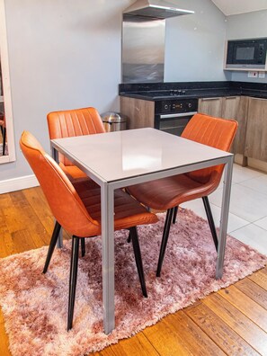 House | Dining - Outstanding Deluxe Hideaway by Avo Apartment (Sheffield)