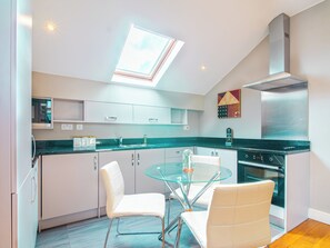House | Private kitchen | Fridge, microwave, oven, stovetop - Sheffield Bliss House - Charming Home by Avo (Sheffield)