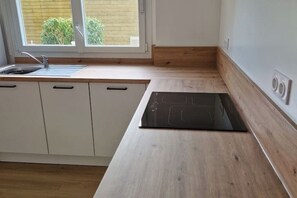 Réfrigérateur, four à micro-ondes, surface de cuisson, lave-vaisselle