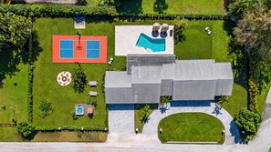 Your private backyard retreat features a pool, sports court, hot tub, sauna, and plenty of space to enjoy your stay. - Resort Backyard with Sauna, Pool, Hot Tub & Sports (Plantation)