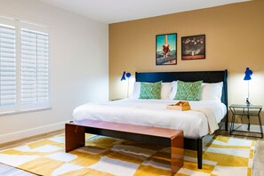 8 makuuhuonetta, työpöytä, silitysrauta/-lauta, vauvan matkasänky