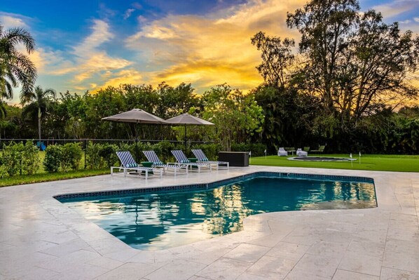 Lämmitetty uima-allas