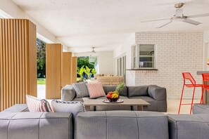 TV connectée, cheminée, baby-foot, livres