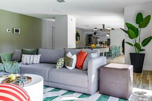 Älytelevisio, takka, pöytäjalkapallopöytä, kirjoja