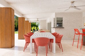 Gather around the spacious outdoor dining table for shared meals and quality time in the shaded patio. - Resort Backyard with Sauna, Pool, Hot Tub & Sports (Plantation)