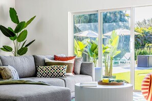 Älytelevisio, takka, pöytäjalkapallopöytä, kirjoja