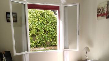 3 chambres, fer et planche Ă repasser