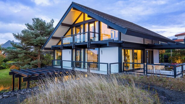 A modern house with a large balcony, large windows, and a well-maintained garden. - Villa Leonardo (Gebhardshain)