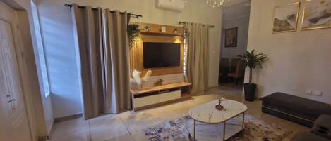 House | Ruang tamu | TV