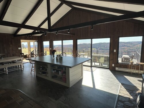 Charming 4 bedroom house with Views, 200 acres, Private Schools, Ski, Hiking