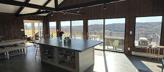 Charming 4 bedroom house with Views, 200 acres, Private Schools, Ski, Hiking