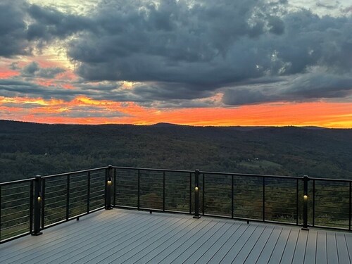 Charming 4 bedroom house with Views, 200 acres, Private Schools, Ski, Hiking