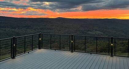 Charming 4 bedroom house with Views, 200 acres, Private Schools, Ski, Hiking