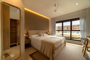 2 soveværelser, pengeskab på værelset, skrivebord, strygejern/strygebræt