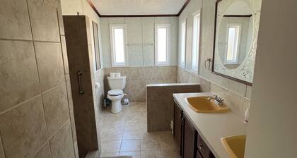 FISHERMEN-Nice 3-bedroom house with boat parking WiFi and AC in Summerton