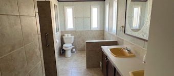 FISHERMEN-Nice 3-bedroom house with boat parking WiFi and AC in Summerton