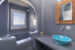 Douche, sèche-cheveux, serviettes fournies, savon