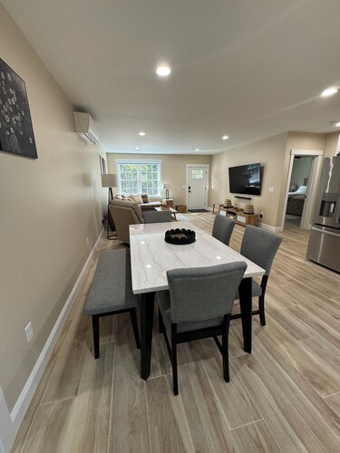 Charming 2-bedroom apartment with WiFi, AC in lovely Holden