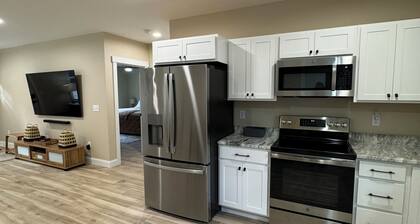 Charming 2-bedroom apartment with WiFi, AC in lovely Holden