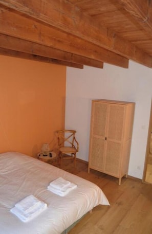 4 habitaciones, tabla de planchar con plancha, wifi y ropa de cama 
