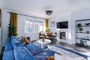 TV, offices - Modern 3BR Liverpool Home - Contractors & Family (Merseyside)