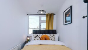 3 bedrooms, iron/ironing board, travel cot, WiFi - Modern 3BR Liverpool Home - Contractors & Family (Merseyside)