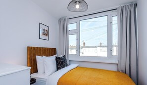 3 bedrooms, iron/ironing board, travel crib, WiFi - Modern 3BR Liverpool Home | Contractors & Family (Merseyside)