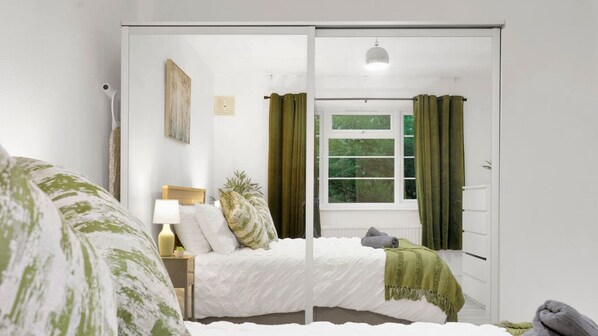 1 Schlafzimmer, Schreibtisch, Bügeleisen/Bügelbrett, Reisekinderbett