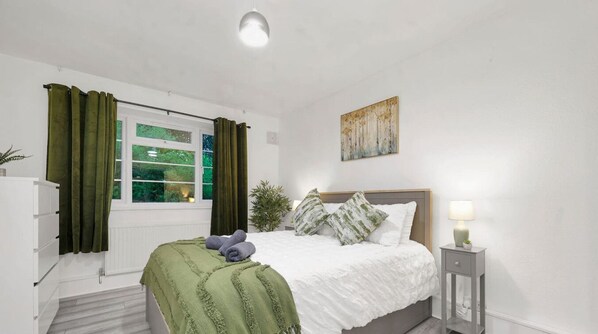 1 bedroom, desk, iron/ironing board, travel cot - Stylish Apt w Kingsize Bed near Arsenal FC Stadium (Greater London)