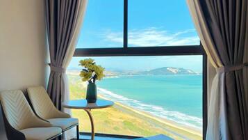 Habitación Deluxe con 2 camas individuales, vistas a la playa | Colchones viscoelásticos y escritorio