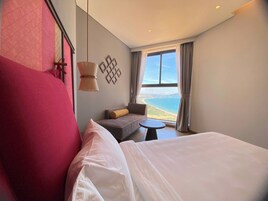 Deluxe Studio, Beach View | Busa memori, meja, ruang kerja komputer riba, langsir/tirai gelap terus