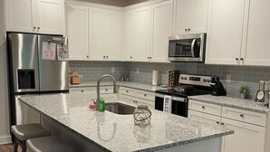 Cafetera/tetera, refrigerador, microondas, horno