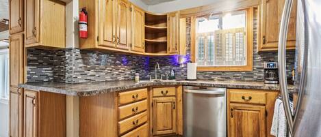 ثلاجة، ميكروويف، فرن، موقد طهي مسطح