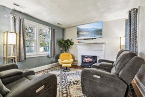 Smart TV, fireplace - Family and dog friendly home, 30+ day stays (Norfolk)