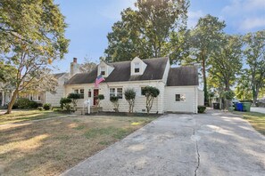 Exterior - Family and dog friendly home, 30+ day stays (Norfolk)