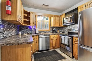 Fridge, microwave, oven, stovetop - Family and dog friendly home, 30+ day stays (Norfolk)