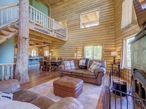 Smart-TV, Kamin, Videospiele, Tischfußball